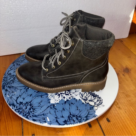 St. John’s Bay Lace-Up Ankle Boots — Women’s 6.5 - Picture 3 of 8